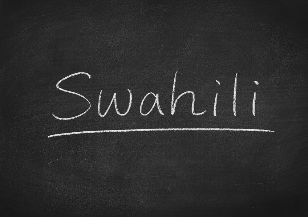 Schriftzug Swahili auf einer Tafel